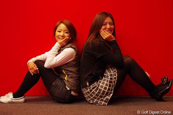 2013年 ホットニュース 林綾香 渡邊彩香 新規契約をかわし今季は「Kappa」のウェアで戦う林綾香（左）と渡邊彩香