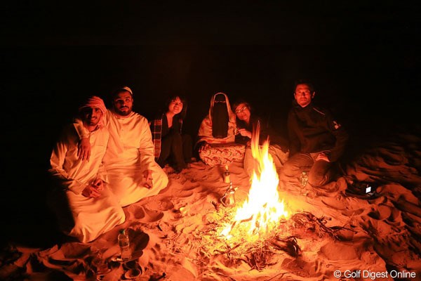 砂漠でたき火を囲んでの記念撮影。はだしで砂の上で過ごすのはなんとも気持ちいい