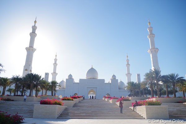 07年に完成したばかりのグランドモスク。白亜の宮殿といった風情