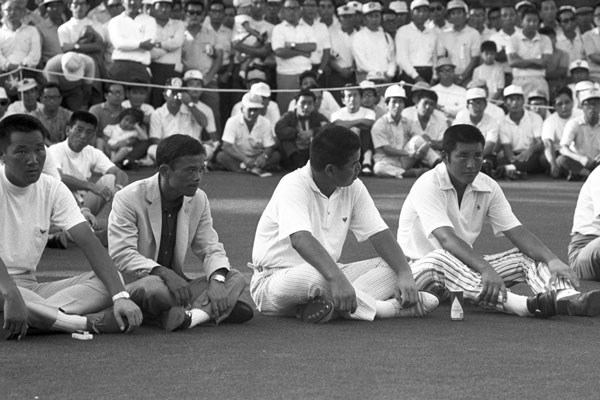 wgdnews130123 1971年日本プロの表彰式の模様。増田は青木(左端)や杉本英世(右から2人目)、尾崎(右端)ら大男と並んでも風格では負けていない
