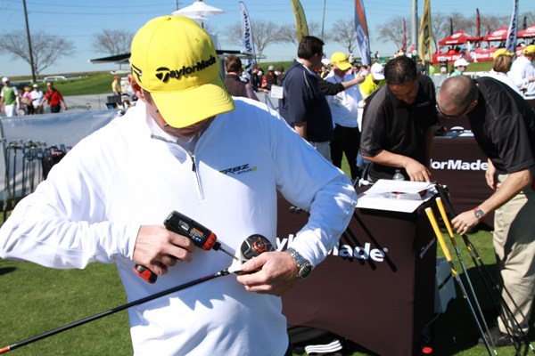ギアニュース 2013年 PGAマーチャンダイスショー デモデー テーラーメイドのドライバーをフィッティング中