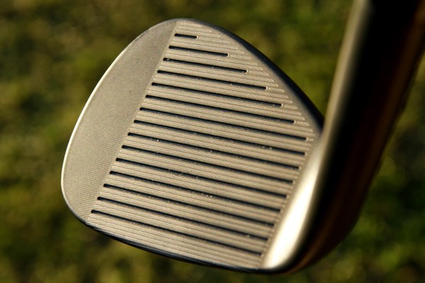 ギアニュース 2013年 PGAマーチャンダイスショー デモデー フェース面全体に指紋のような加工を施しスピン性能アップ