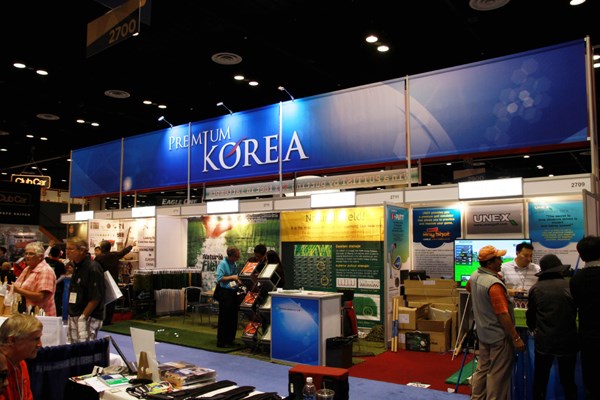 2013年PGAマーチャンダイズショー フォトギャラリーレポート 韓国の中小メーカーが軒を並べる韓国メーカーがまとまってバナーを上げていた。広い会場で効率的な宣伝がなされていた。