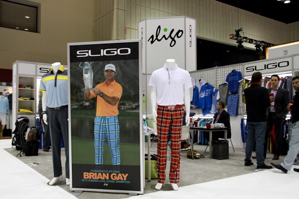 2013年PGAマーチャンダイズショー フォトギャラリーレポート スライゴ＝先週の『ヒュマーナチャレンジ』で優勝したブライアン・ゲイが着用するのがスライゴのウェア。ある意味もっともホットなブランドだ
