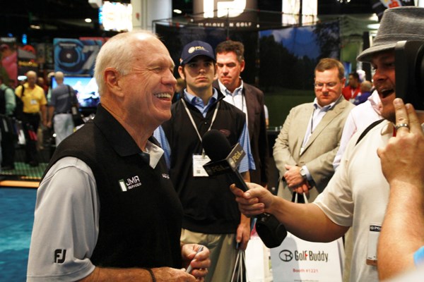 2013年PGAマーチャンダイズショー フォトギャラリーレポート ブッチ・ハーモン＝ウィングリップのブースでTVのインタビューに笑顔で答えるハーモン。ずいぶんダイエットしました