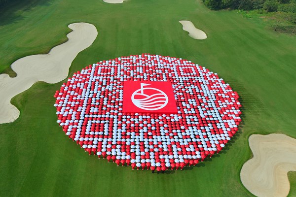 2013年 ミッションヒルズシンセン 世界最大の2次元コード 2000人を超えるキャディに赤と白の傘を持たせて、世界最大の2次元コードを作成！