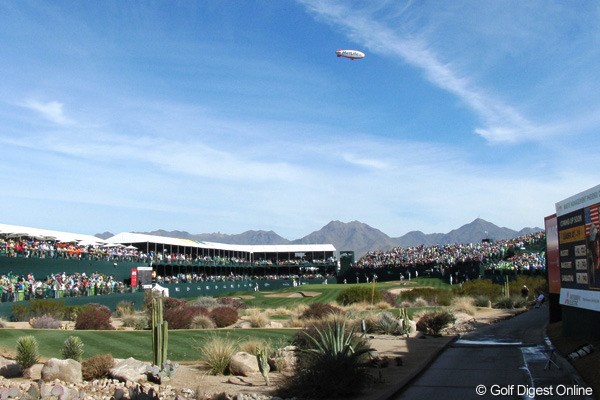 2013年 ウェイストマネジメント フェニックスオープン 3日目 16番パー3 ティグラウンド側から。奥にはアリゾナの山々が。