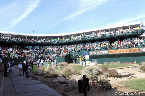 2013年 ウェイストマネジメント フェニックスオープン 3日目 TPCスコッツデール 16番パー3 およそ2万人のギャラリーで埋まった“スタジアム”。