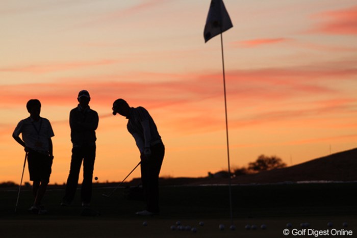 陽が落ちても続く練習。カップの周り集まったボールが時間を表す 2013年 ウェイストマネジメント フェニックスオープン 石川遼フォトギャラリー