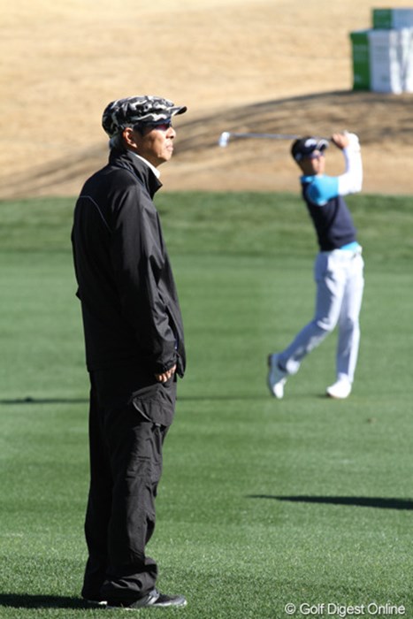 父・勝美氏も付きっきりでプレーを見守る。親子で復調の兆しを探る 2013年 ウェイストマネジメント フェニックスオープン 石川遼フォトギャラリー