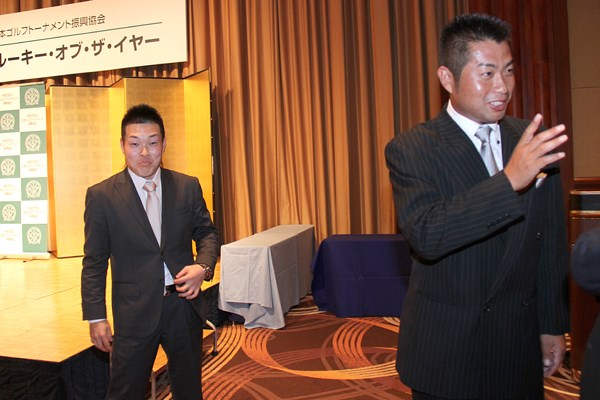 2013年 プレーヤーズラウンジ 池田勇太＆藤本佳則 左は藤本佳則。パーティ会場で、スポンサー回りに余念がない新選手会長に、後輩としてひとこと挨拶をと隙を伺うのだが、なかなか声をかけられず・・・の図。