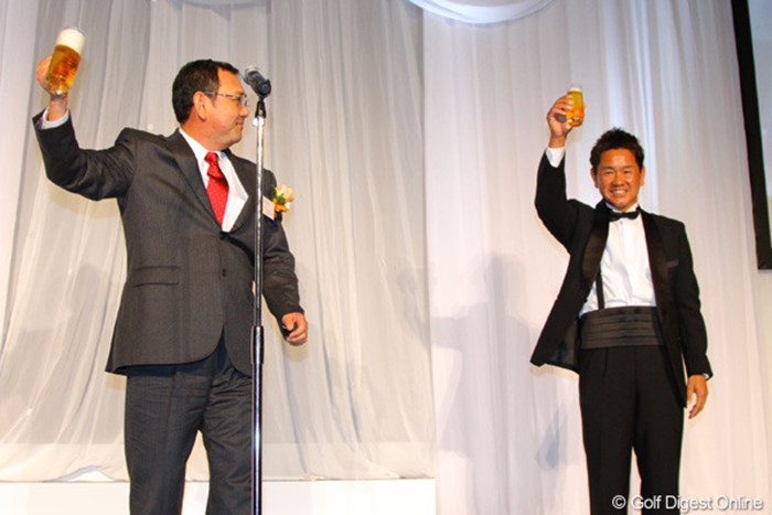 タケ小山氏の「今年も一泡ふかせよう！」というかけ声で乾杯 藤田寛之2012年度賞金王獲得祝賀会