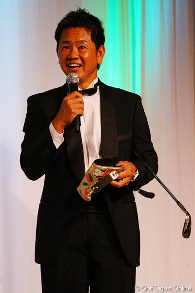 藤田寛之2012年度賞金王獲得祝賀会 タイトリストからボーケイ、キャメロンのオリジナルウェッジとパターを受け取りご満悦な藤田寛之