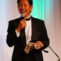 タイトリストからボーケイ、キャメロンのオリジナルウェッジとパターを受け取りご満悦な藤田寛之 藤田寛之2012年度賞金王獲得祝賀会