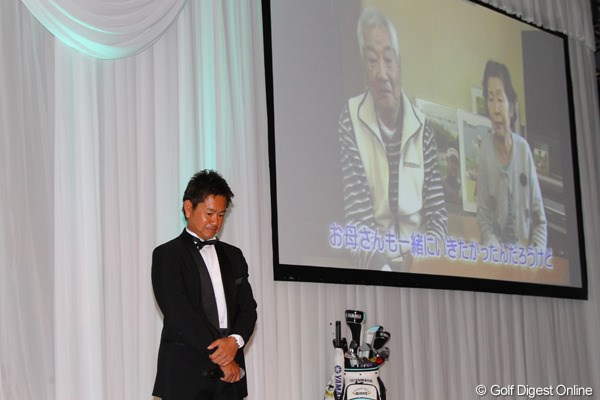 藤田寛之2012年度賞金王獲得祝賀会 両親からのビデオメッセージを真剣に見つめる藤田寛之