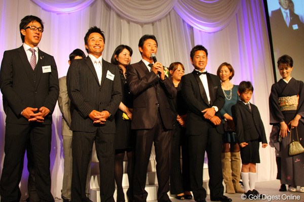 藤田寛之2012年度賞金王獲得祝賀会 最後はチーム芹澤の面々が登壇し藤田へエールを送った