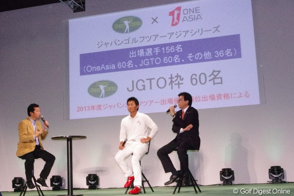 2013年 ジャパンゴルフフェア 宮本勝昌 JGTO山中博専務理事 ジャパンツアーアジアシリーズのプロモーションを兼ねたイベントに出席した宮本勝昌（中）とJGTOの山中専務理事（右）
