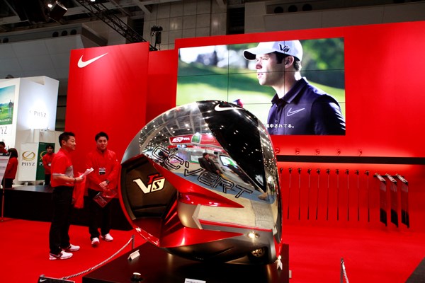 みどころをチェック！ジャパンゴルフフェア 2013 フォトギャラリーレポート ナイキゴルフのブースには、キャビティバック構造のドライバー「VR_S コバート ドライバー」の巨大レプリカが置かれている