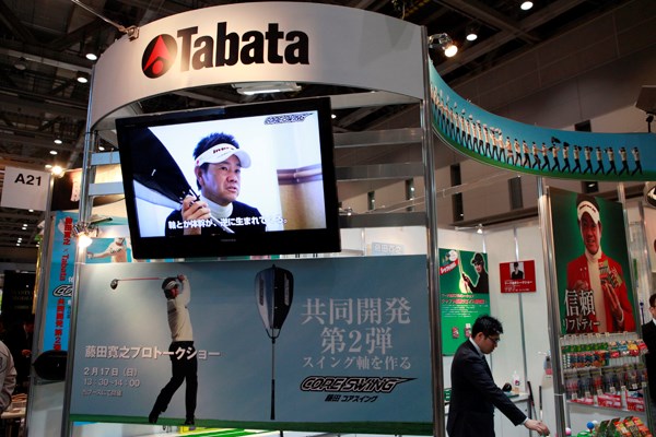 みどころをチェック！ジャパンゴルフフェア 2013 フォトギャラリーレポート タバタのブース。藤田寛之が考案した練習器具が話題に