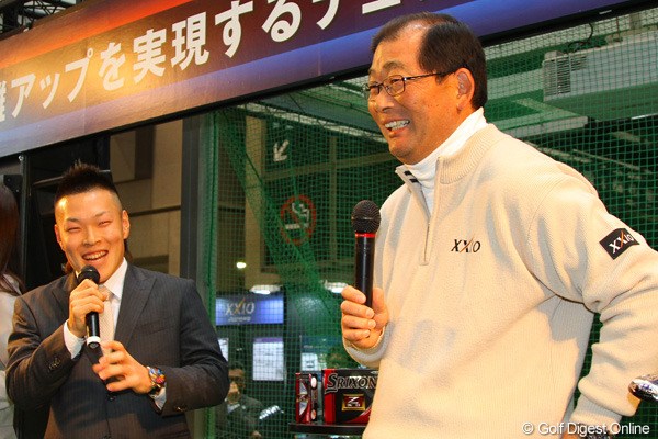 2013年 ジャパンゴルフフェア 藤本佳則 中嶋常幸 58歳の中嶋、23歳の藤本、親子ほども年の差がある二人が漫才のようなトークを披露した