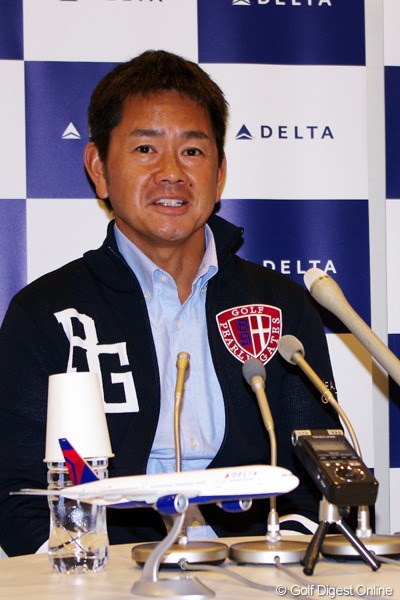 成田空港で出国会見に出席した藤田寛之。