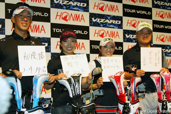 2013年 本間ゴルフ 上井邦浩、笠りつ子、イ・ボミ、小田孔明 今季からTEAM HONMAに加わった4人が目標を色紙に書き込んだ