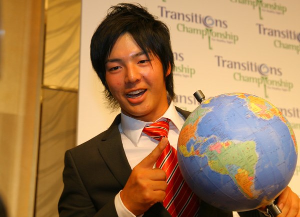2009年 マスターズ 事前情報 石川遼 「マスターズ」出場を決め、地球儀を手にアメリカを指差す石川遼。世界の強豪との競演も楽しみだ