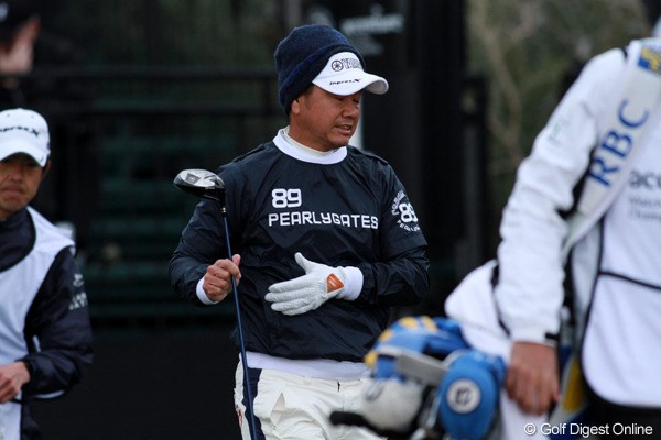 2013年 WGCアクセンチュアマッチプレー選手権 初日 藤田寛之 1番ホールでティショットを放った際には、痛めている脇腹おさえるシーンも見られた藤田寛之。