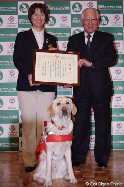 日本盲導犬協会へ100万円の寄贈を行ったLPGA小林浩美会長