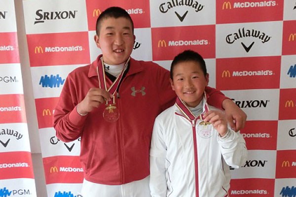 弟龍次郎（右）とともに1位のメダルをかけて笑顔を見せる石過功一郎