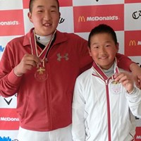 弟龍次郎（右）とともに1位のメダルをかけて笑顔を見せる石過功一郎 石過功一郎と龍次郎／世界ジュニア日本予選 九州・沖縄大会