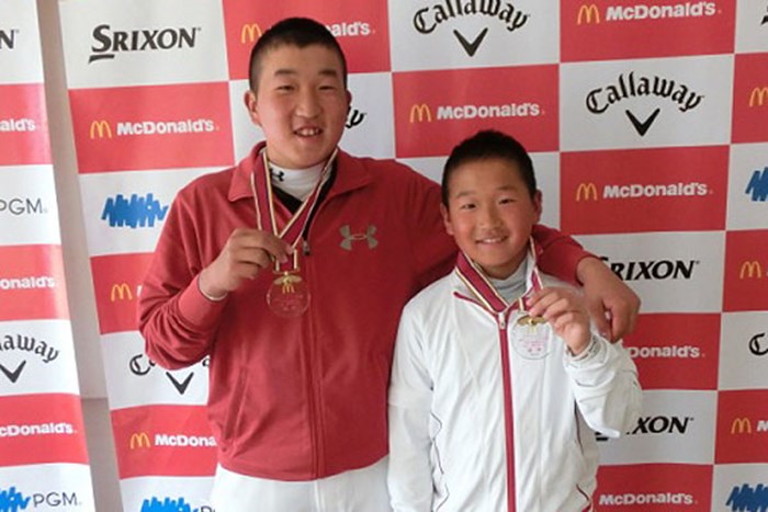 弟龍次郎（右）とともに1位のメダルをかけて笑顔を見せる石過功一郎 石過功一郎と龍次郎／世界ジュニア日本予選 九州・沖縄大会
