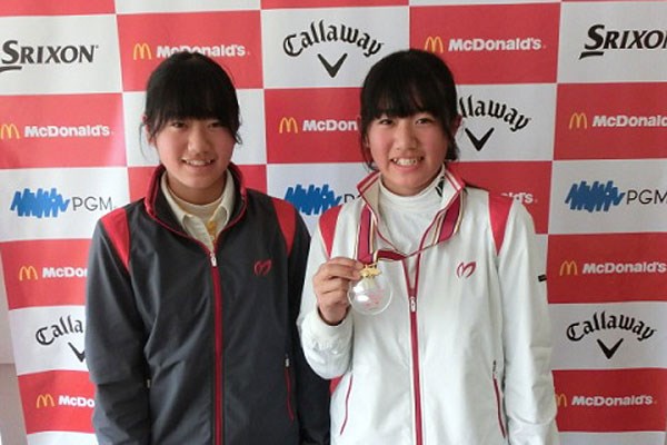 菊池花音と玲花姉妹／世界ジュニア日本予選 九州・沖縄大会 メダルを獲得した花音（右）と玲花は互いに健闘をたたえあった