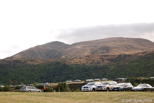 トーナメント会場のギャラリー駐車場。クルマを降りた途端に広大な山々の景観に圧倒される