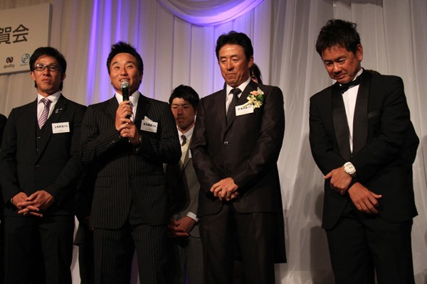 兄弟子藤田寛之（右）の祝賀会でコメントする宮本勝昌（左から2人目）