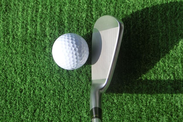 新製品レポート 本間ゴルフ ツアーワールド TW717 レディス アイアン クラブのデザインは究極にシンプル。この小ぶりなヘッドが強弾道を生む。