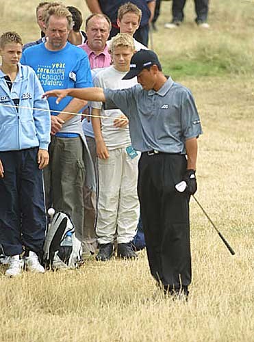 2003年 全英オープン 2日目 佐藤信人 佐藤信人がドロップしたボールは・・・。ギャラリーも心配そうに見つめる（写真／BEYONDSHIP）