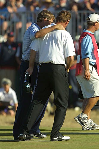 2003年 全英オープン 最終日 D.ラブIII T.ビヨーン 惜しくも優勝を逃してしまったD.ラブIIIとT.ビヨーンが18番グリーン上で健闘を称えあう（写真／BEYONDSHIP）