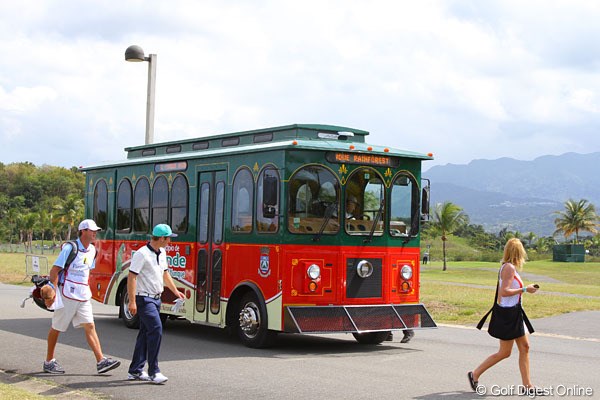 2013年 プエルトリコオープン 初日 カラフルなバス コース内をこんなカラフルなバスが通るんだから、選手だって気になります。