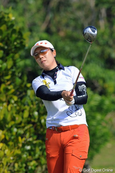 2013年 ダイキンオーキッドレディスゴルフトーナメント 初日 李知姫 韓流のボスは今年も健在のようです。スヌーピーのポロシャツで可愛く決めてはりました…。3アンダーの8位T