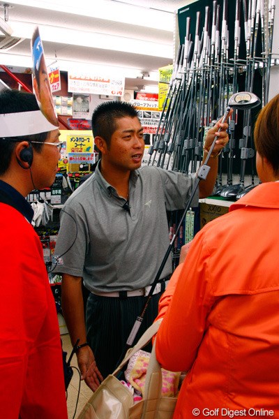 2013年 ゴルフ用品店で一日販売員を担当する池田勇太 多忙なスケジュールの中、都内のゴルフ用品店で販売員を務めた池田勇太。