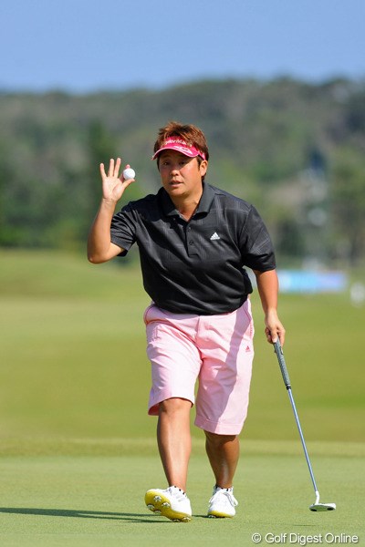 2013年 ダイキンオーキッドレディスゴルフトーナメント 2日目 表純子 「今週の最強の人妻」の座を茂木ちゃんと争ってます。沖縄はオリオンの生が美味いから、それが好調の原因？