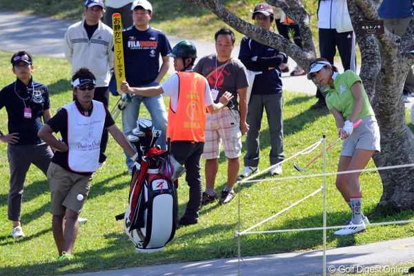 2013年 ダイキンオーキッドレディスゴルフトーナメント 2日目 金田久美子 2番ホールセカンドを木の下に打ち込み、バックスイングが取れずに悪戦苦闘のリカバリー。もちろんボギー…。