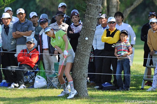 2013年 ダイキンオーキッドレディスゴルフトーナメント 2日目 金田久美子 18番ホールセカンドを木の間に打ち込み、お尻を木にこすり付けながらのリカバリー。そしてナイスパーセーブ！