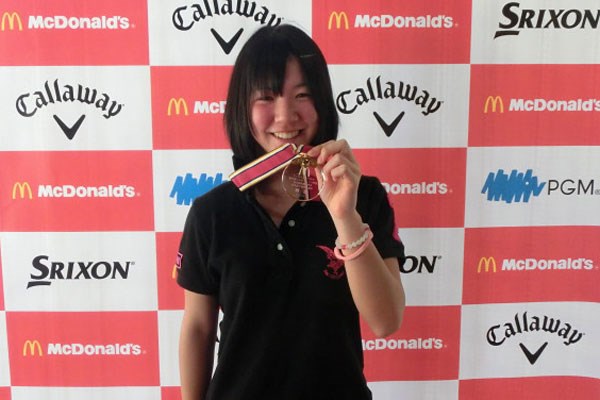 梶山万里奈／世界ジュニアゴルフ選手権日本代表選抜大会 中国・四国予選 メダルを掲げて笑顔を見せる梶山 