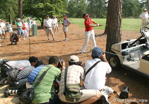 2007年 全米女子オープン 2日目 大山志保 木の後ろからセカンドショットを放つ大山志保