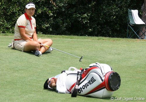 2007年 全米女子オープン 2日目 J.Y.リー 同伴競技者のプレーを待つ間、腰を下ろして一休みするJ.Y.リー