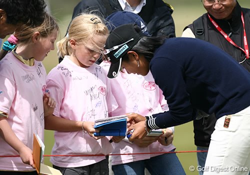 2007年 全英リコー女子オープン 事前情報 宮里藍 プロアマのラウンド中、小さな子供たちに呼び止められた宮里藍は、ロープ際まで歩み寄り1人1人丁寧にサインをした
