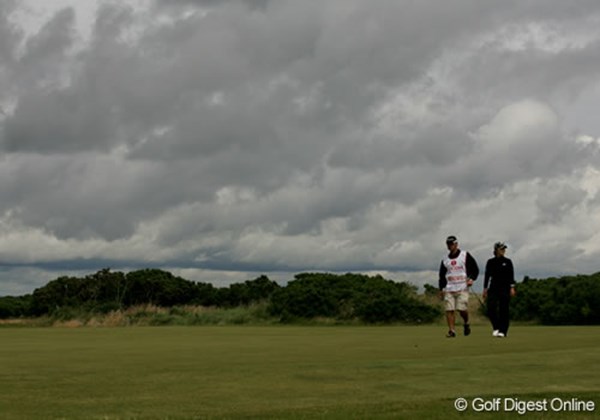 宮里がラウンドした午前中は雨も降り、風も冷たかった。大会期間中もこのような厚い雲がコース全体を包むこともあるだろう