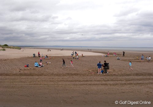 2007年 全英リコー女子オープン 2日目 砂浜 コースの横はすぐ海で、広い砂浜となっているので、連日多くの家族連れが海水浴を楽しんでいる。遠浅で子供たちも安心して泳げそうだ (c)RICOH リコーデジタルカメラ Caplio GX100で撮影しました